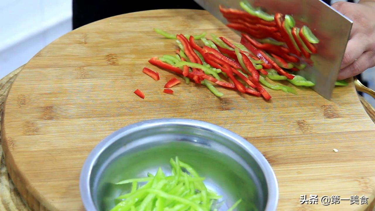 青椒炒肉丝的做法，家常菜教程，美味又简单！